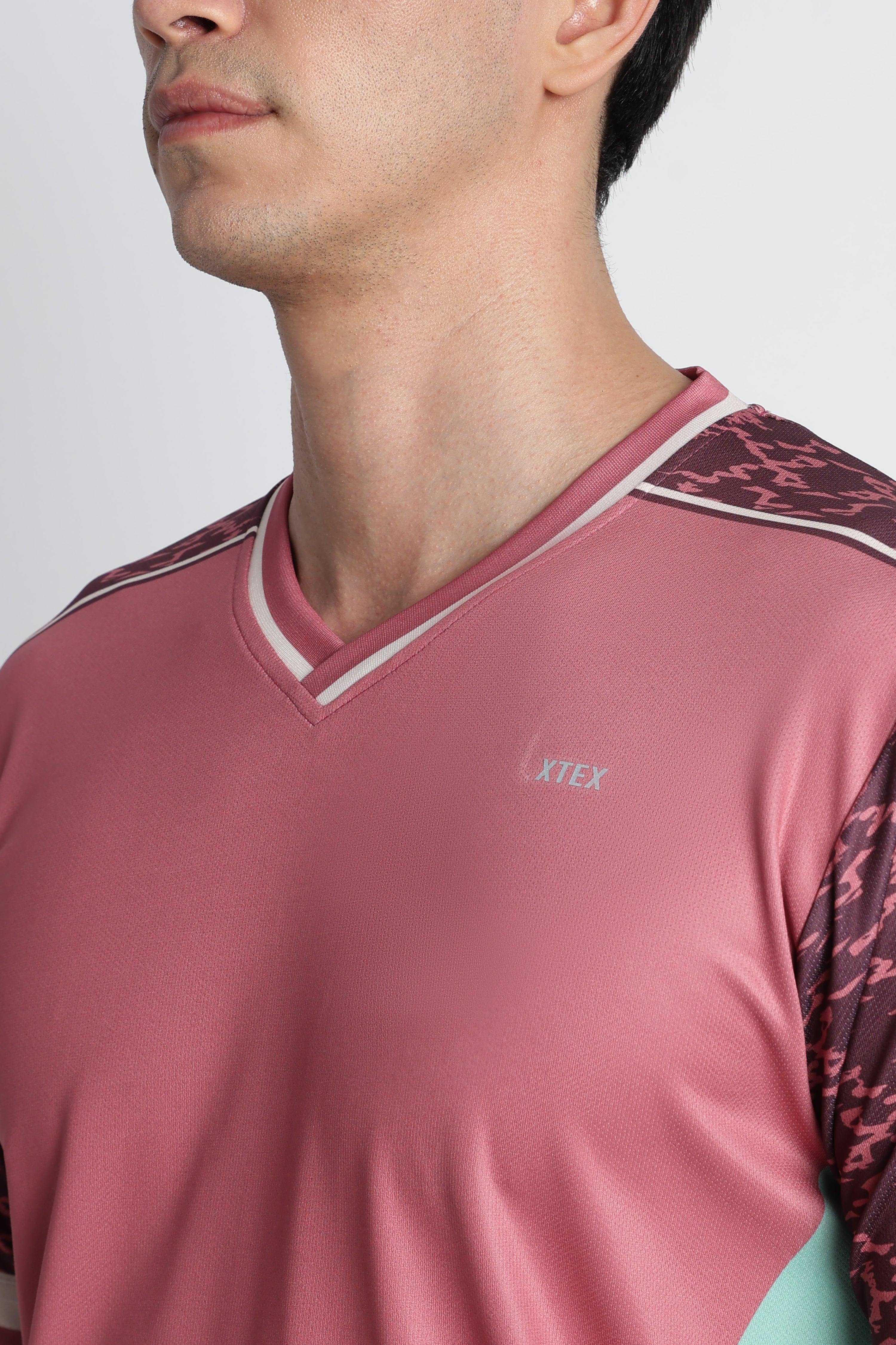 Pink Moisture‑Wicking Gym Tee – V‑Neck Active Jersey with Camo Shoulder Panels