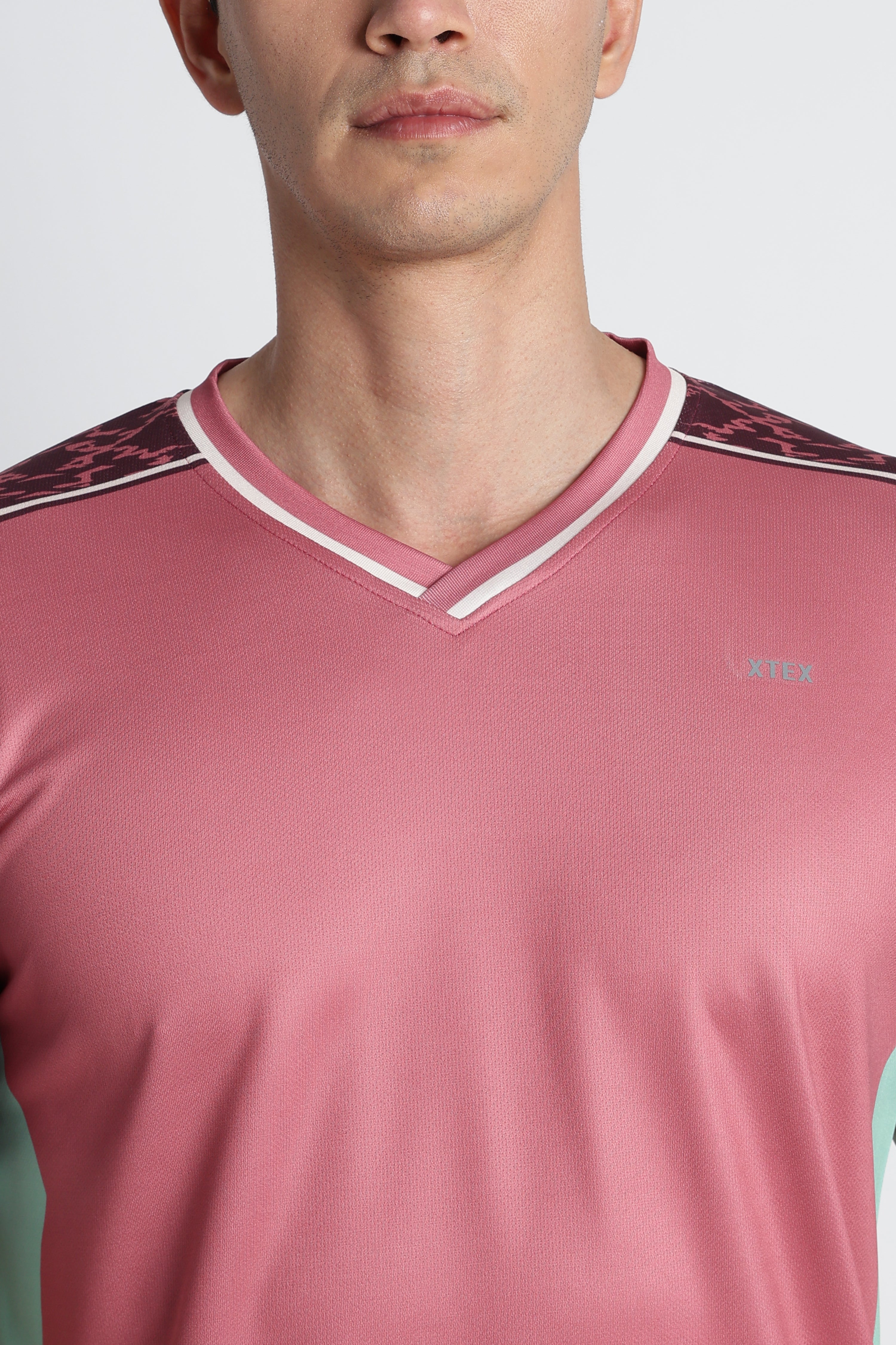 Pink Moisture‑Wicking Gym Tee – V‑Neck Active Jersey with Camo Shoulder Panels