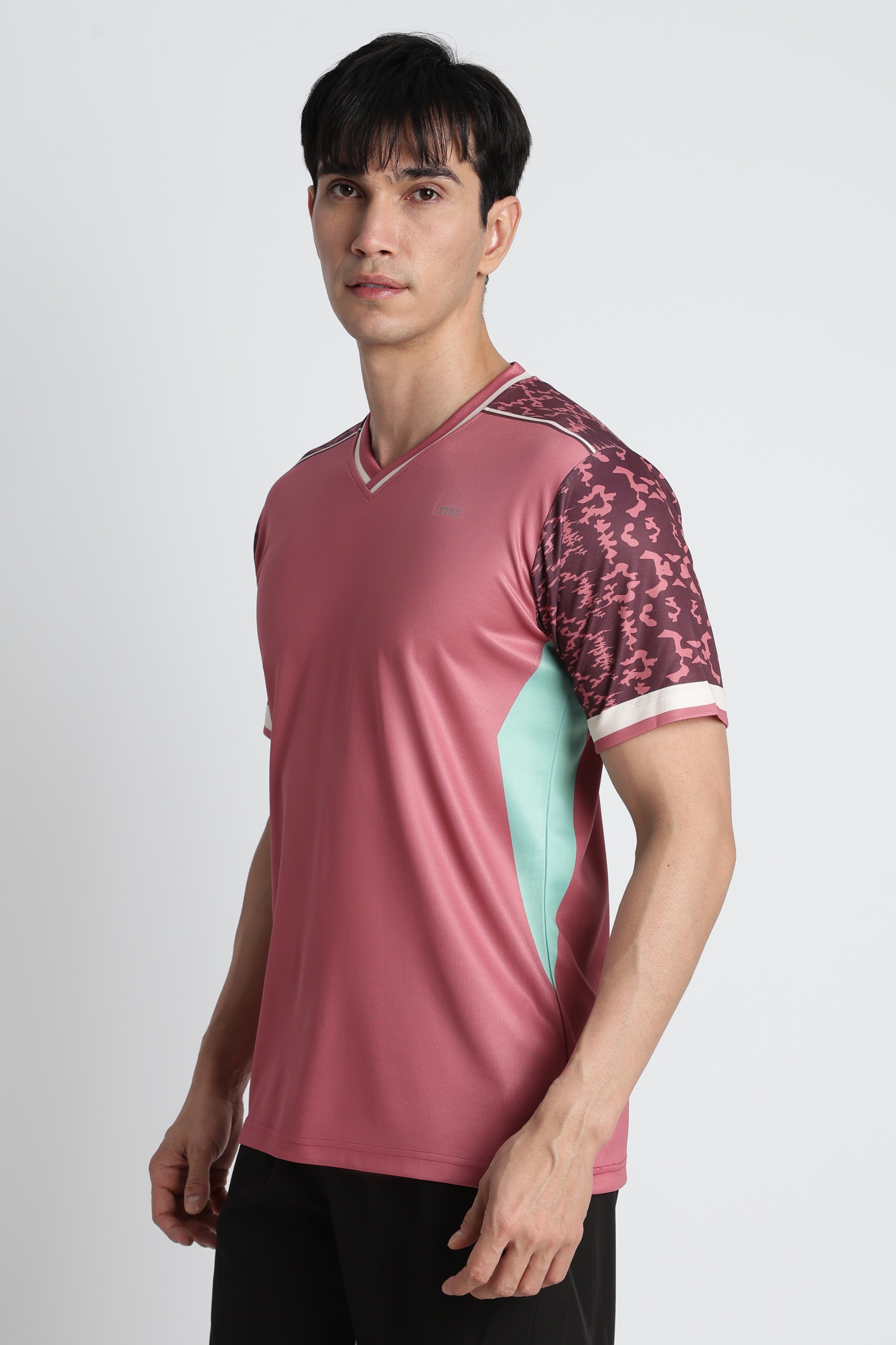 Pink Moisture‑Wicking Gym Tee – V‑Neck Active Jersey with Camo Shoulder Panels
